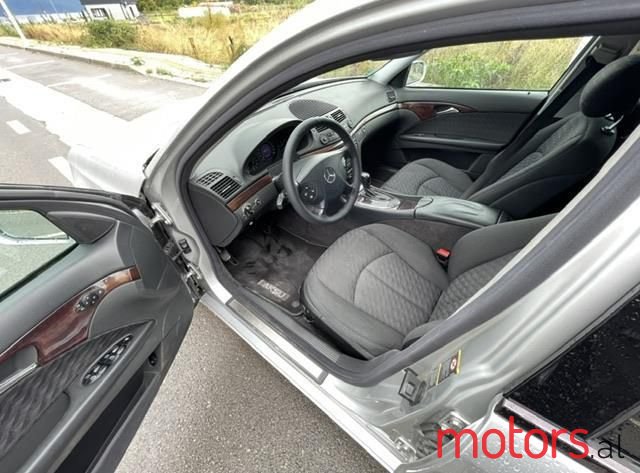 2004' Mercedes-Benz E 220 photo #5