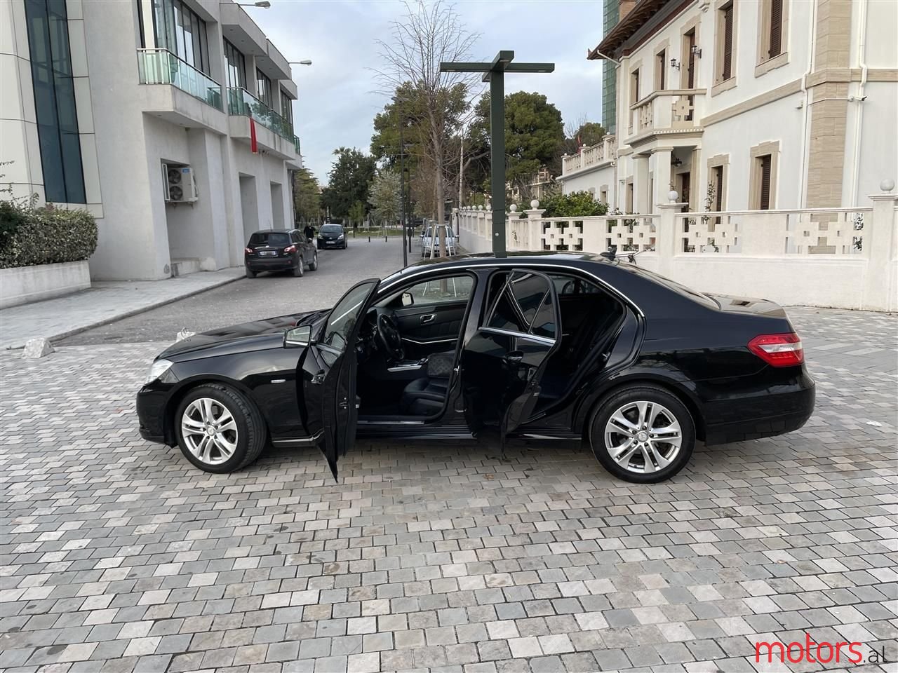 2010' Mercedes-Benz E 220 photo #3