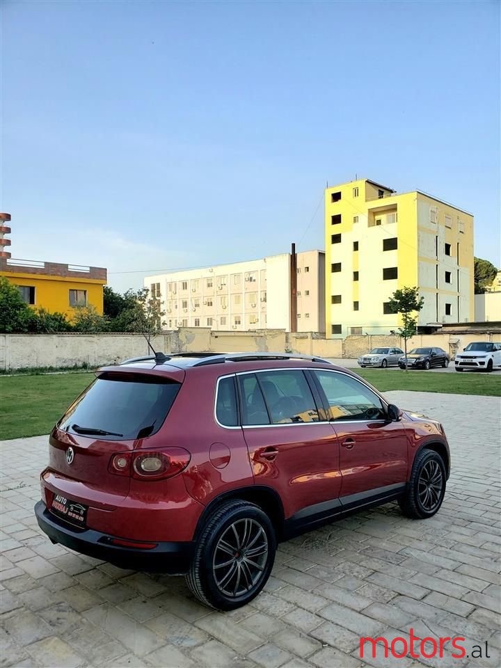 2012' Volkswagen Tiguan photo #6