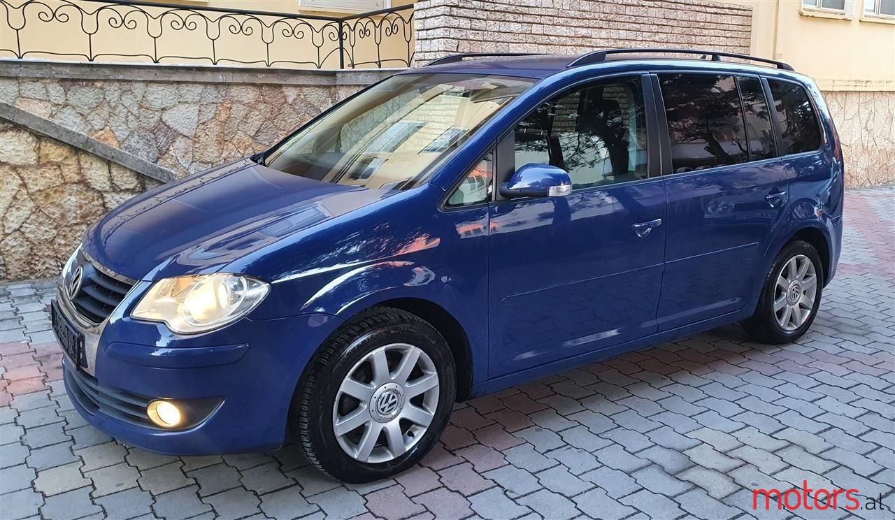 2008' Volkswagen Touran photo #3