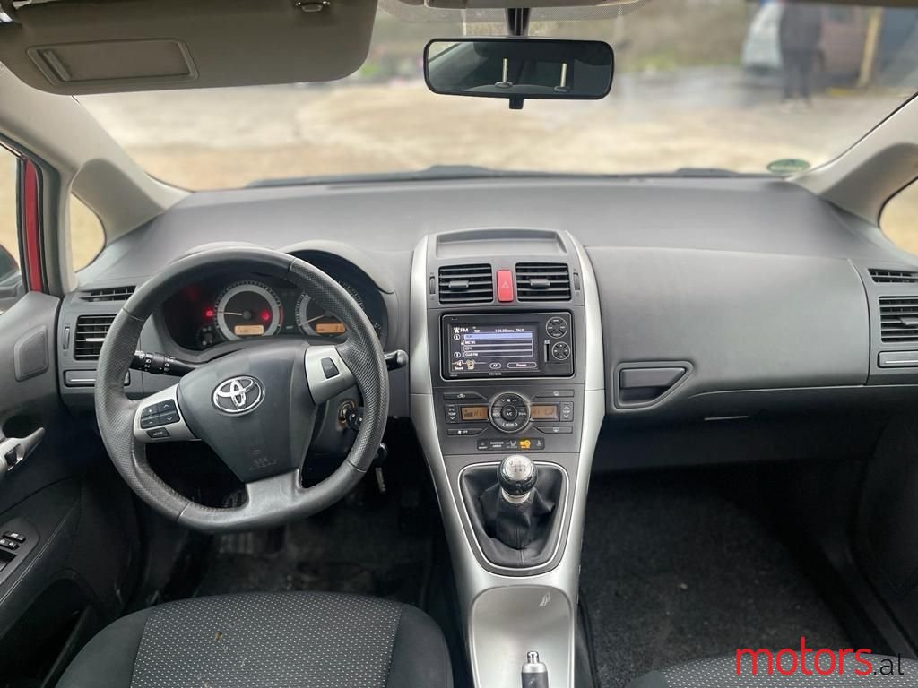 2011' Toyota Auris photo #4