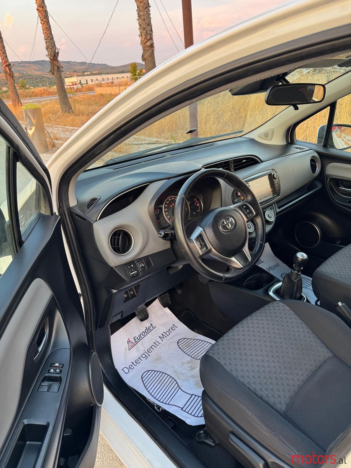 2015' Toyota Yaris photo #3