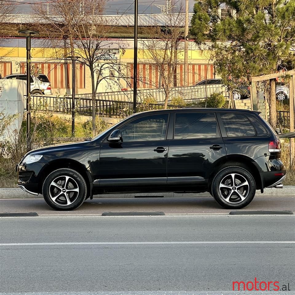 2010' Volkswagen Touareg photo #2