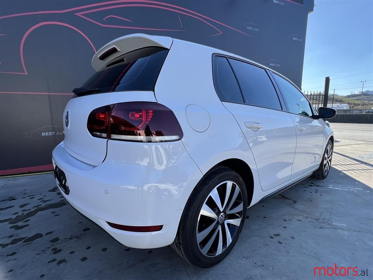 2011' Volkswagen Golf photo #6