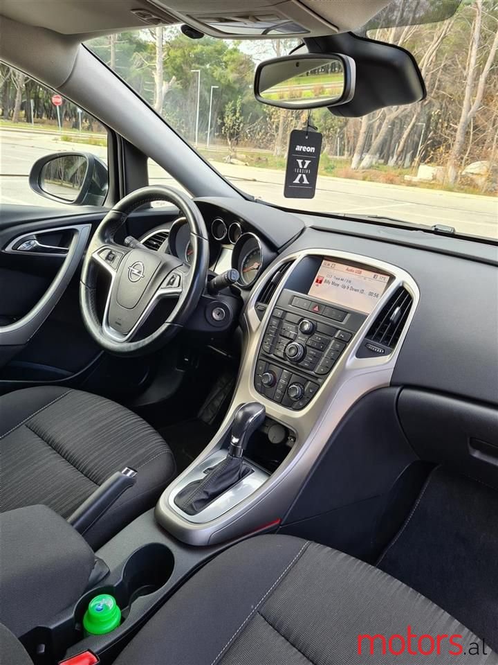 2012' Opel Astra photo #2