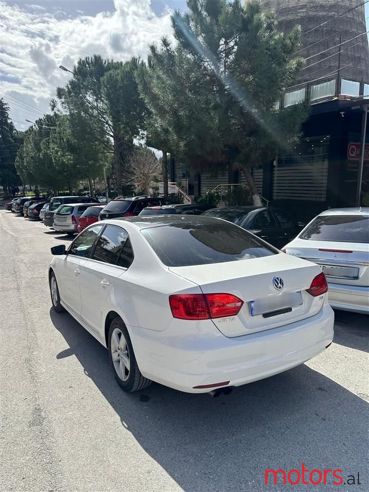 2011' Volkswagen Jetta photo #5