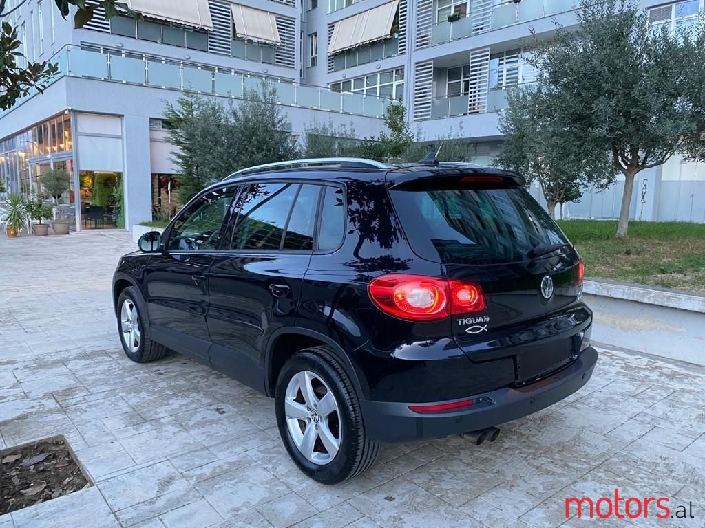 2011' Volkswagen Tiguan photo #3