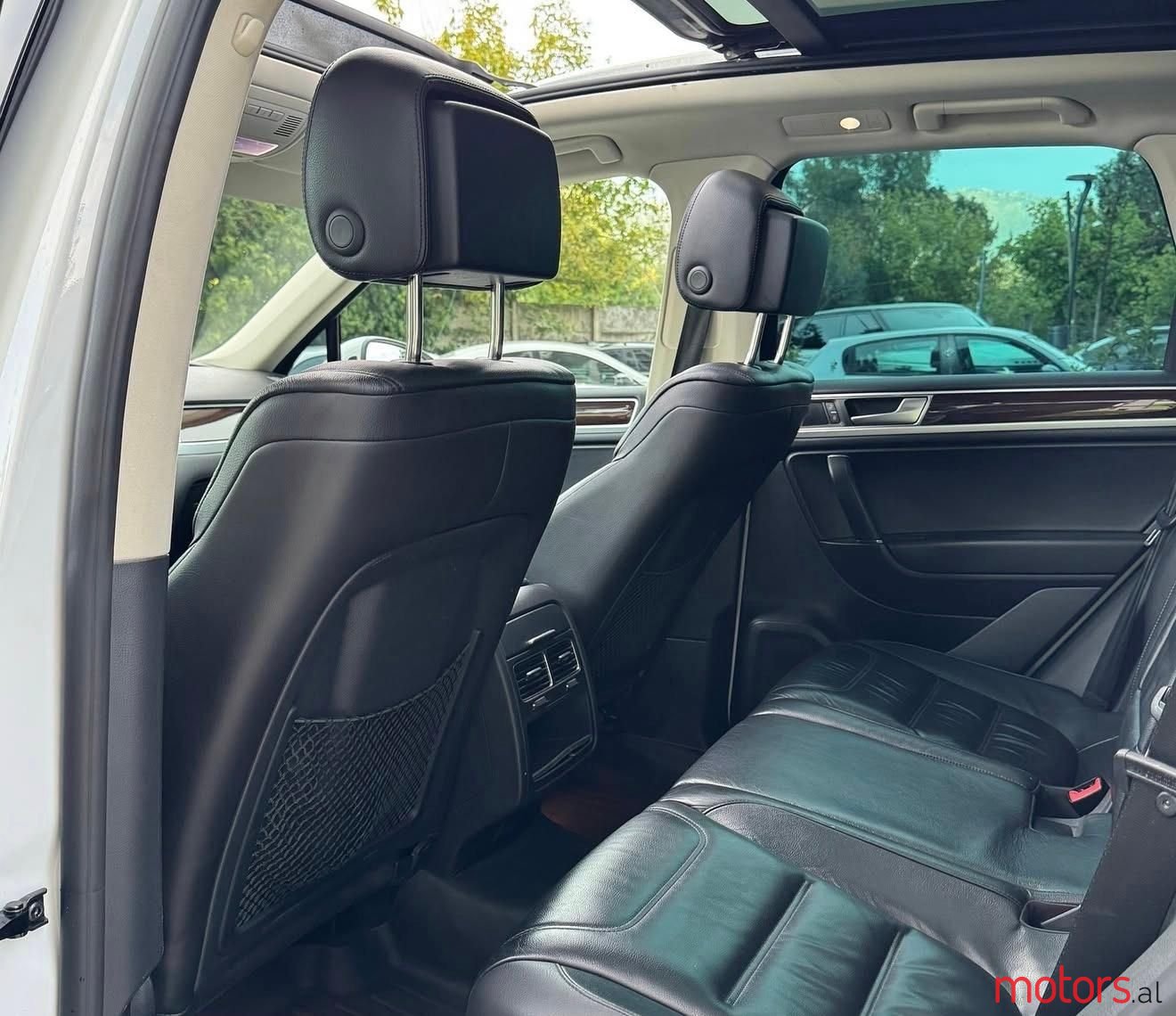 2016' Volkswagen Touareg photo #3
