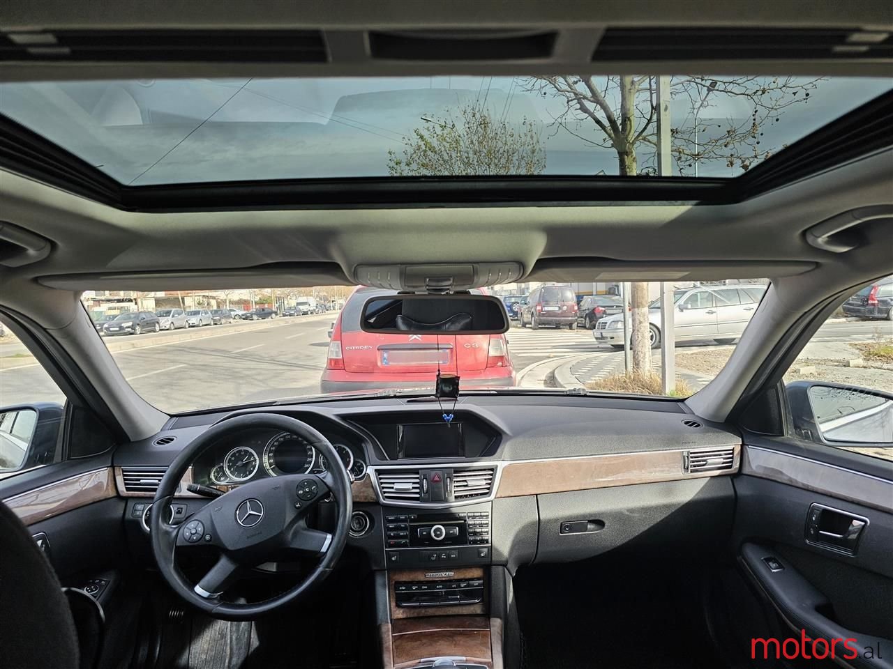 2011' Mercedes-Benz E 220 photo #5