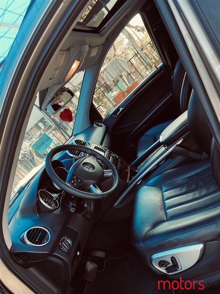 2008' Mercedes-Benz 320 photo #6