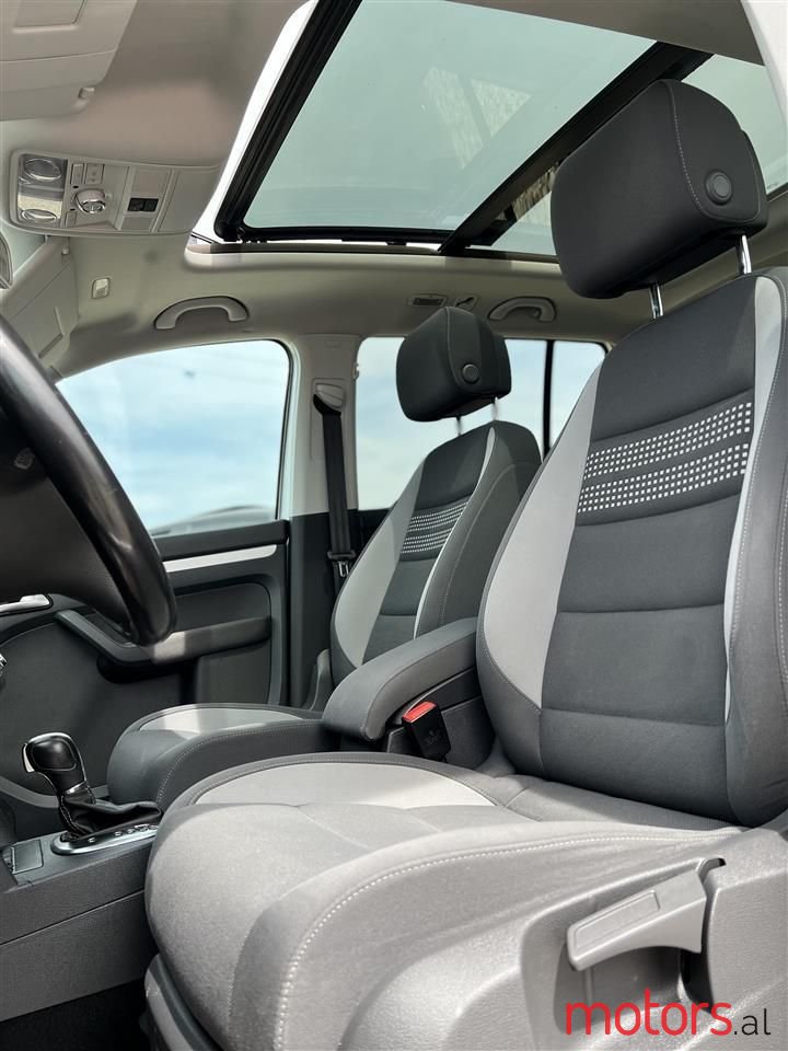 2014' Volkswagen Touran photo #6