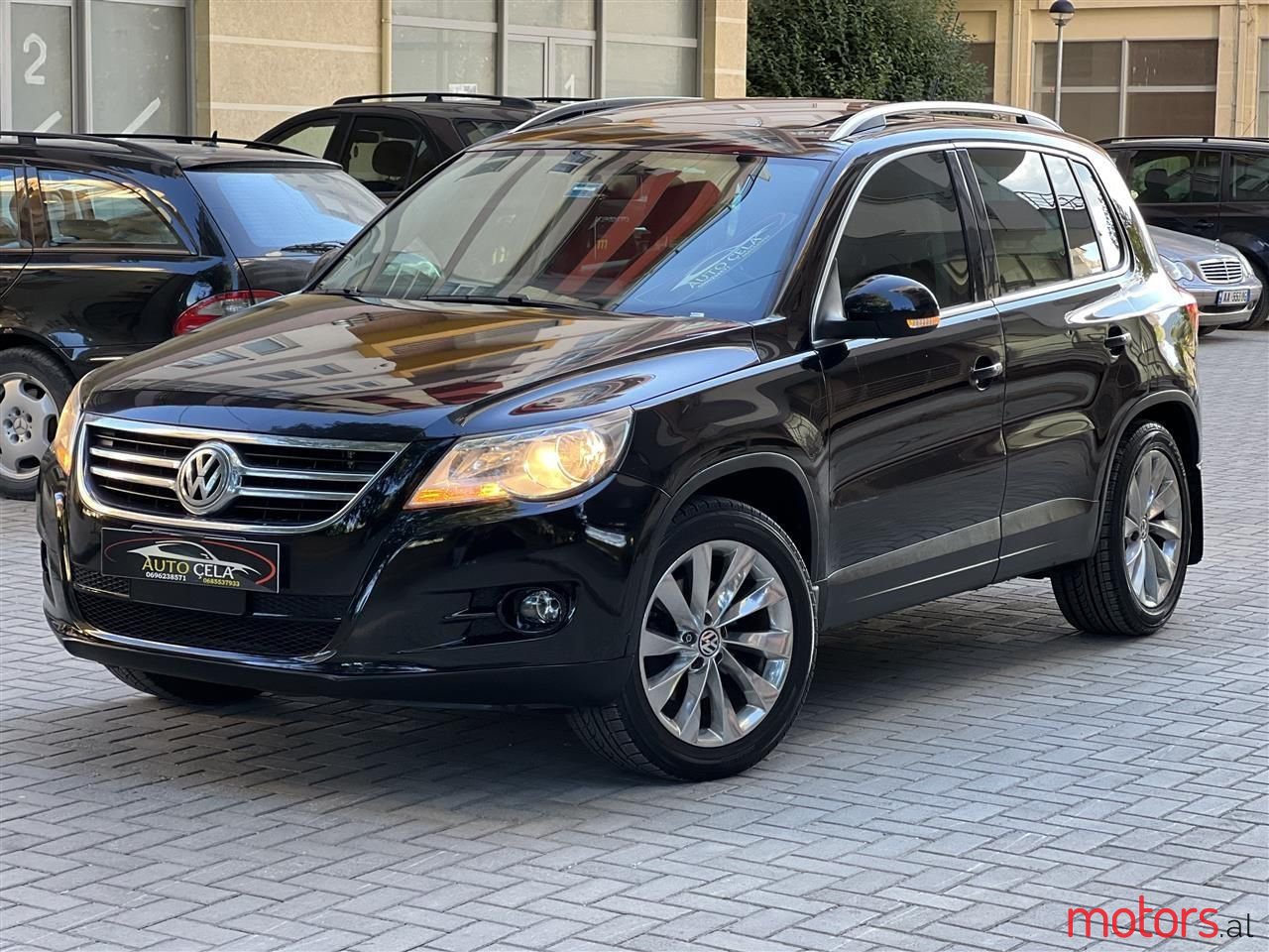 2011' Volkswagen Tiguan photo #1