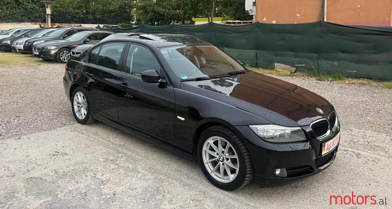 2011' BMW 318 photo #2