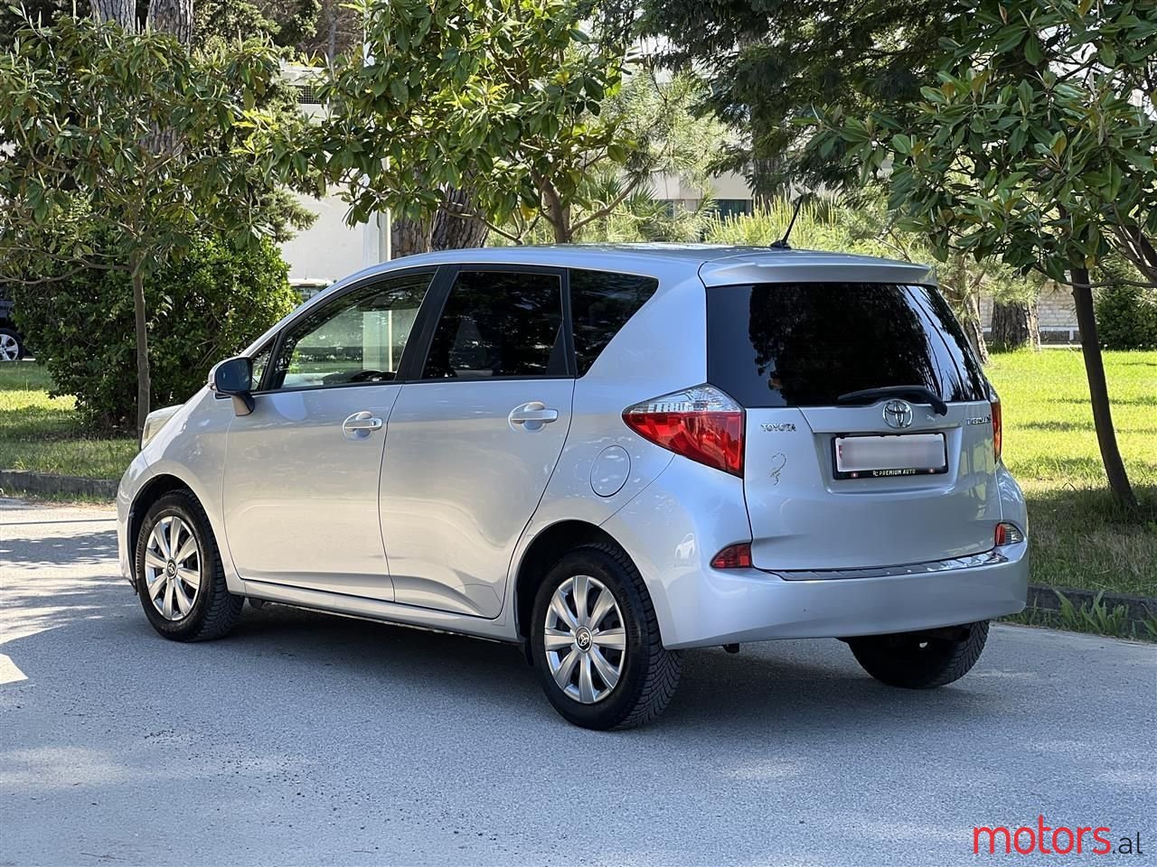 2011' Toyota Verso-S photo #3