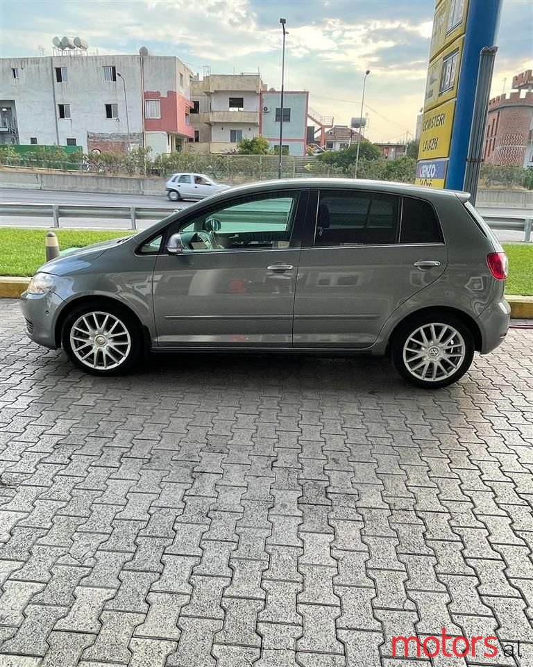 2010' Volkswagen Golf photo #2