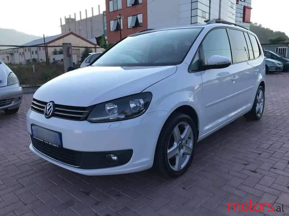 2011' Volkswagen Touran photo #2