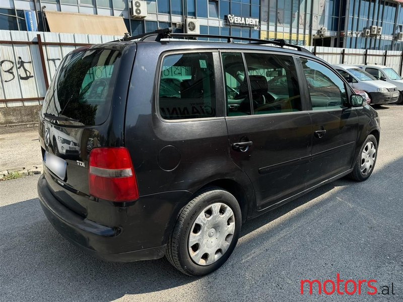 2004' Volkswagen Touran photo #2