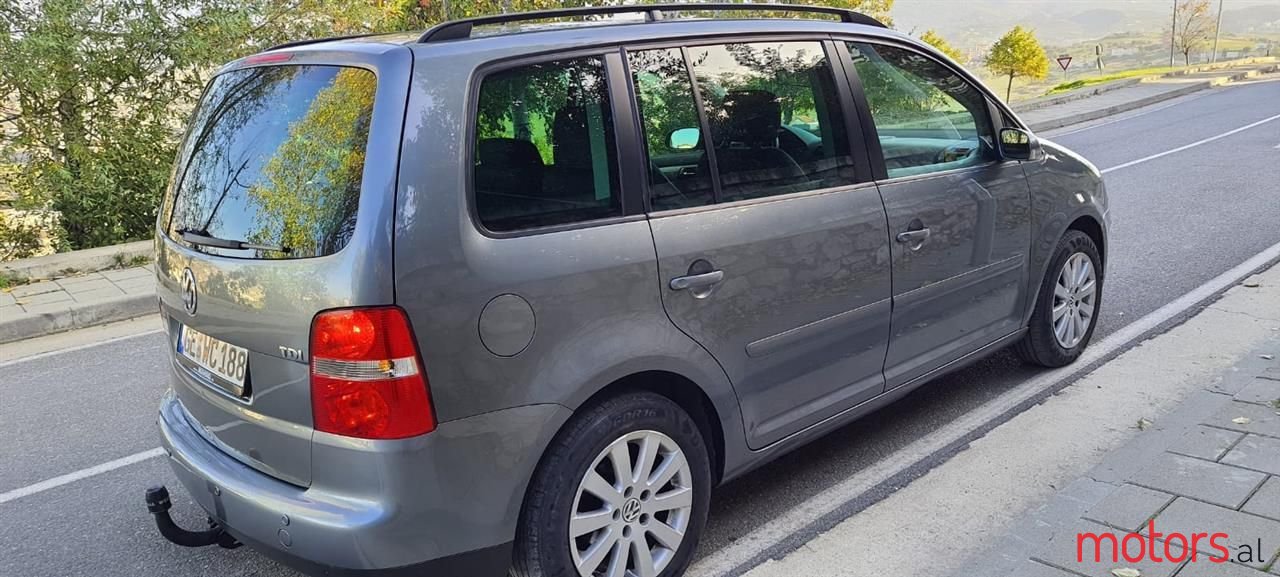 2004' Volkswagen Touran photo #4