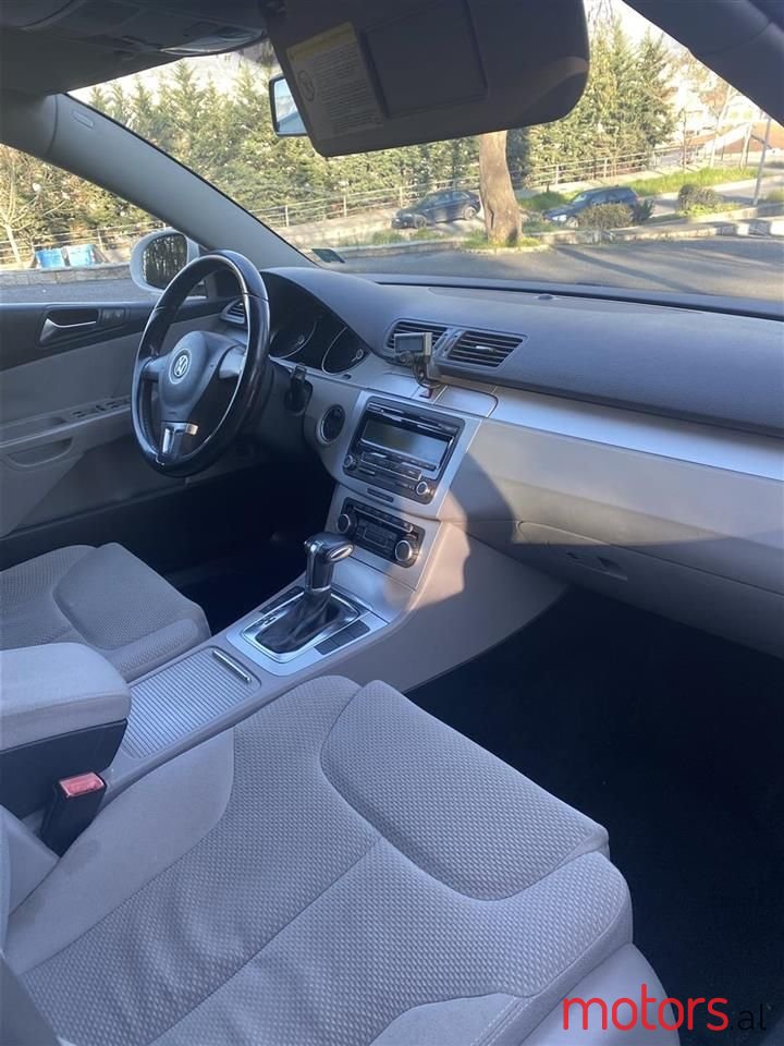 2010' Volkswagen Passat photo #4