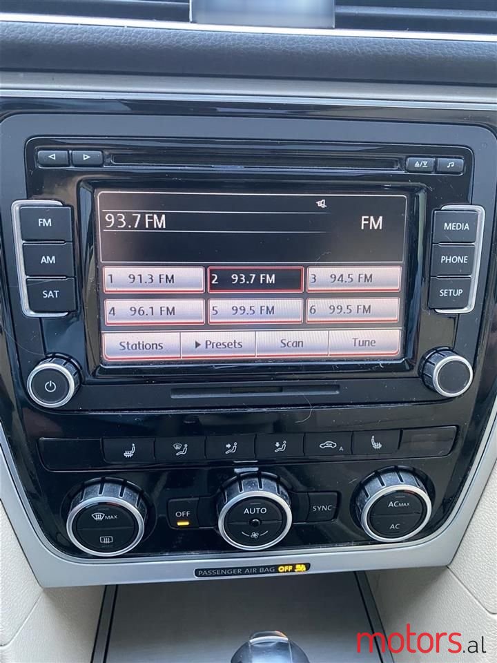 2012' Volkswagen Passat photo #5