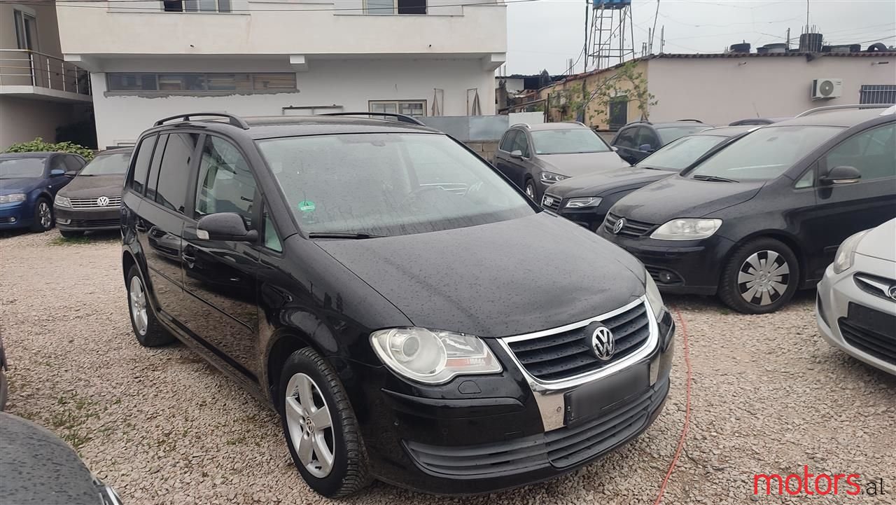 2008' Volkswagen Touran photo #2