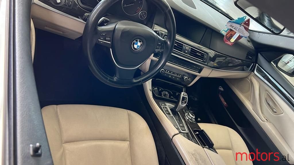 2012' BMW 530 photo #6