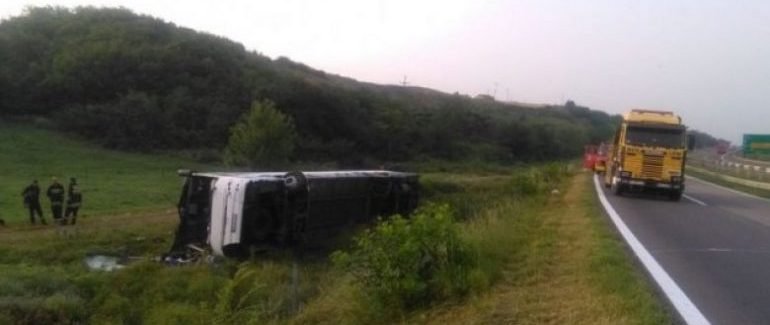 Përmbyset autobusi me pasagjerë në Elbasan