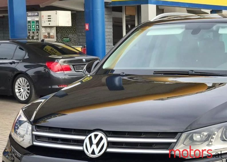 2011' Volkswagen Touareg photo #1