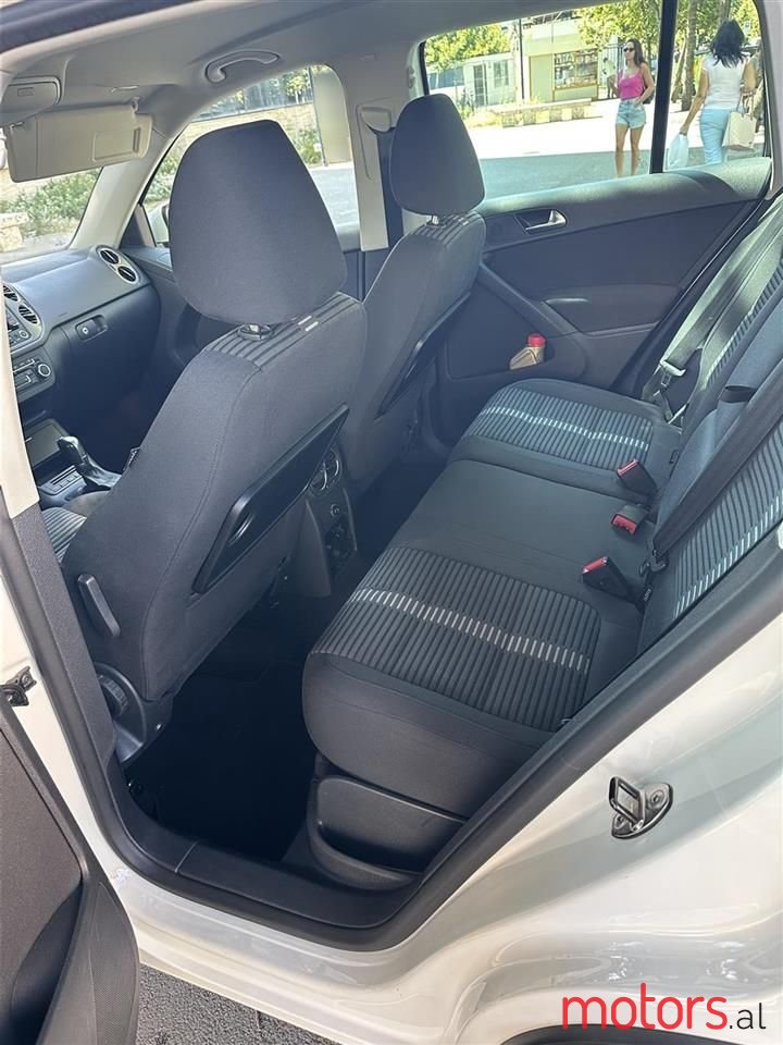 2010' Volkswagen Tiguan photo #2
