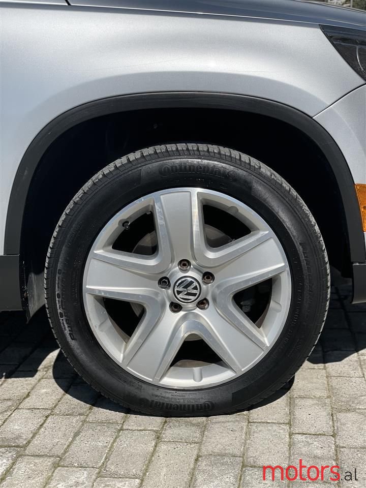 2011' Volkswagen Tiguan photo #3