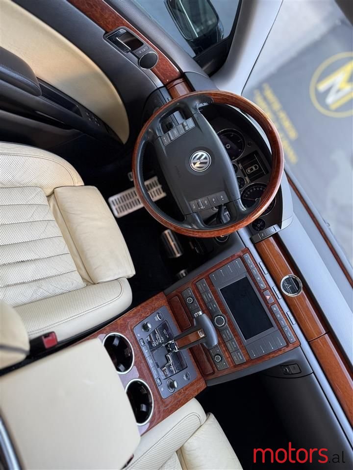2008' Volkswagen Phaeton photo #2