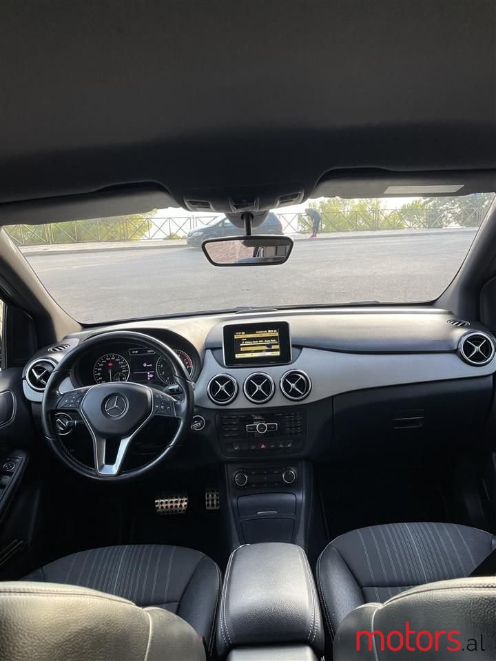 2012' Mercedes-Benz B 200 photo #4