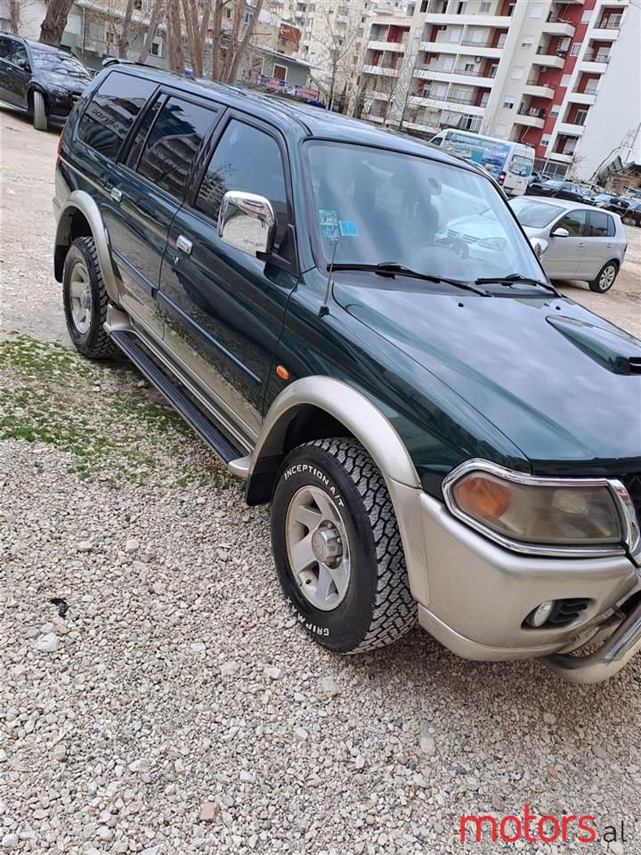 2002' Mitsubishi Pajero photo #2