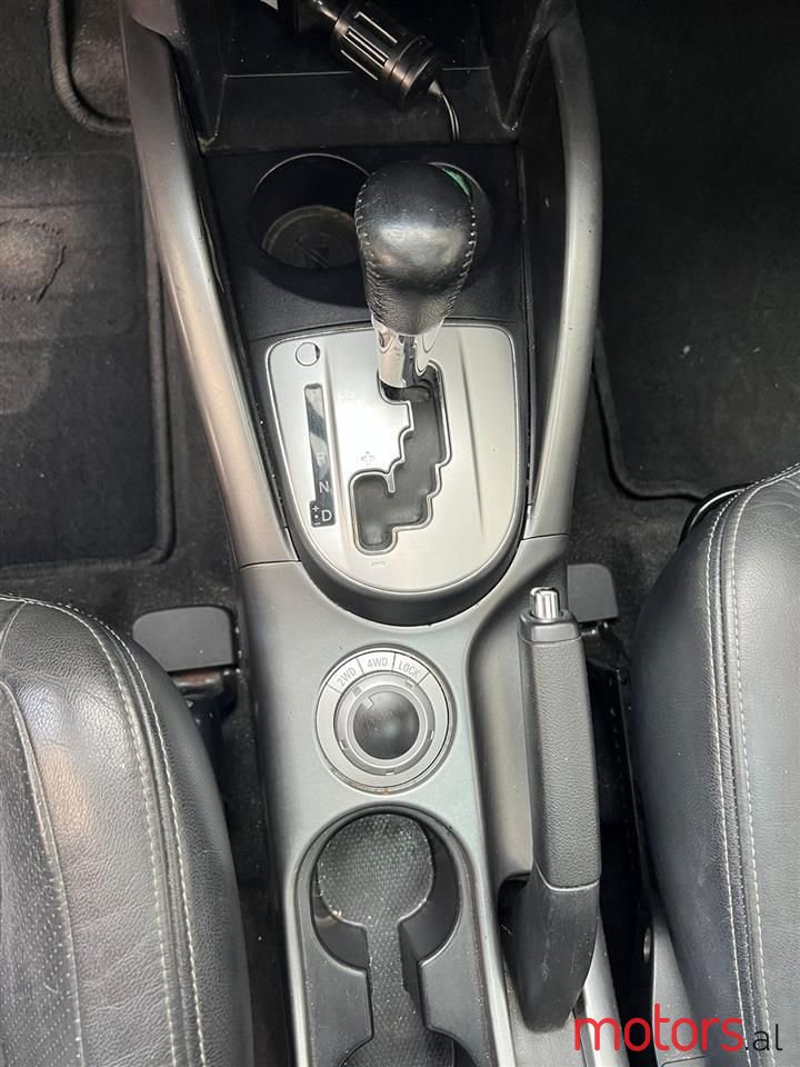 2010' Mitsubishi Outlander photo #2