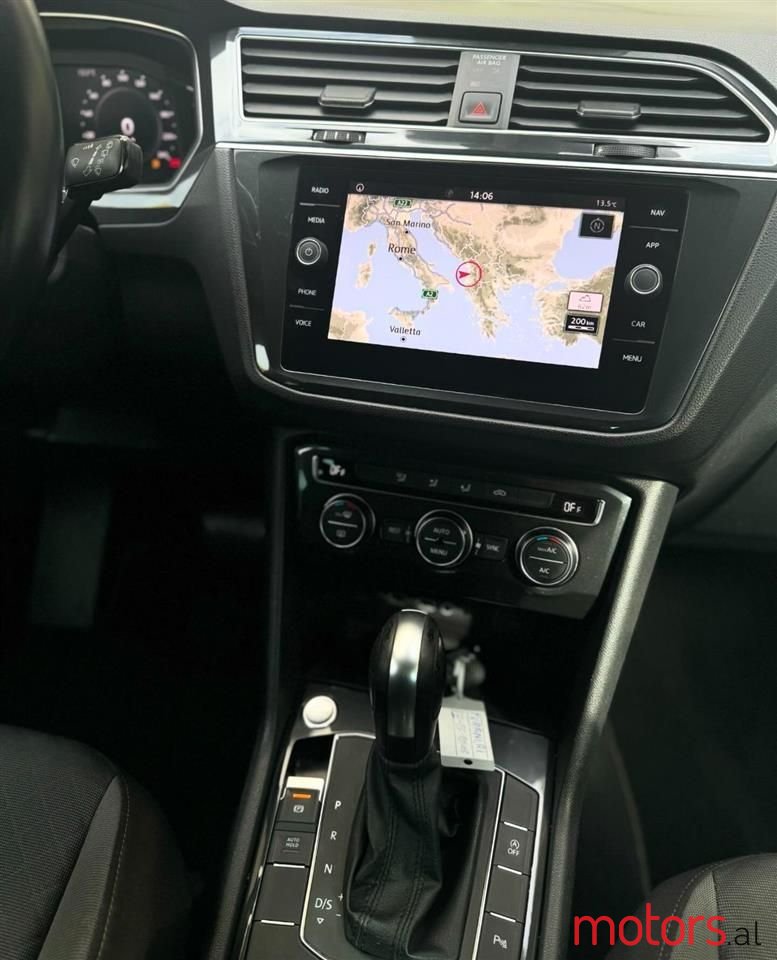 2019' Volkswagen Tiguan photo #5