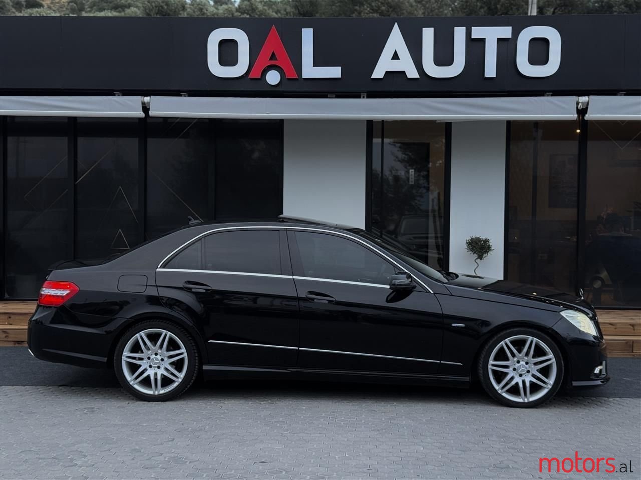 2011' Mercedes-Benz E 350 photo #5