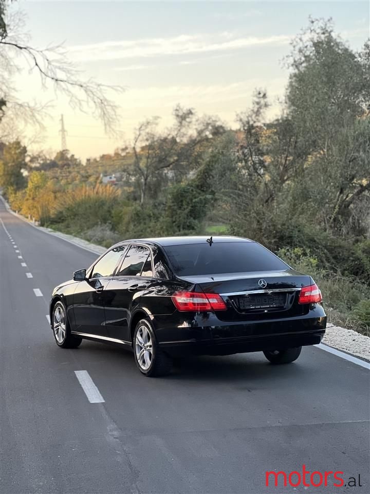 2011' Mercedes-Benz E 220 photo #5