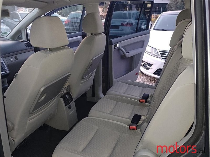2007' Volkswagen Touran photo #5