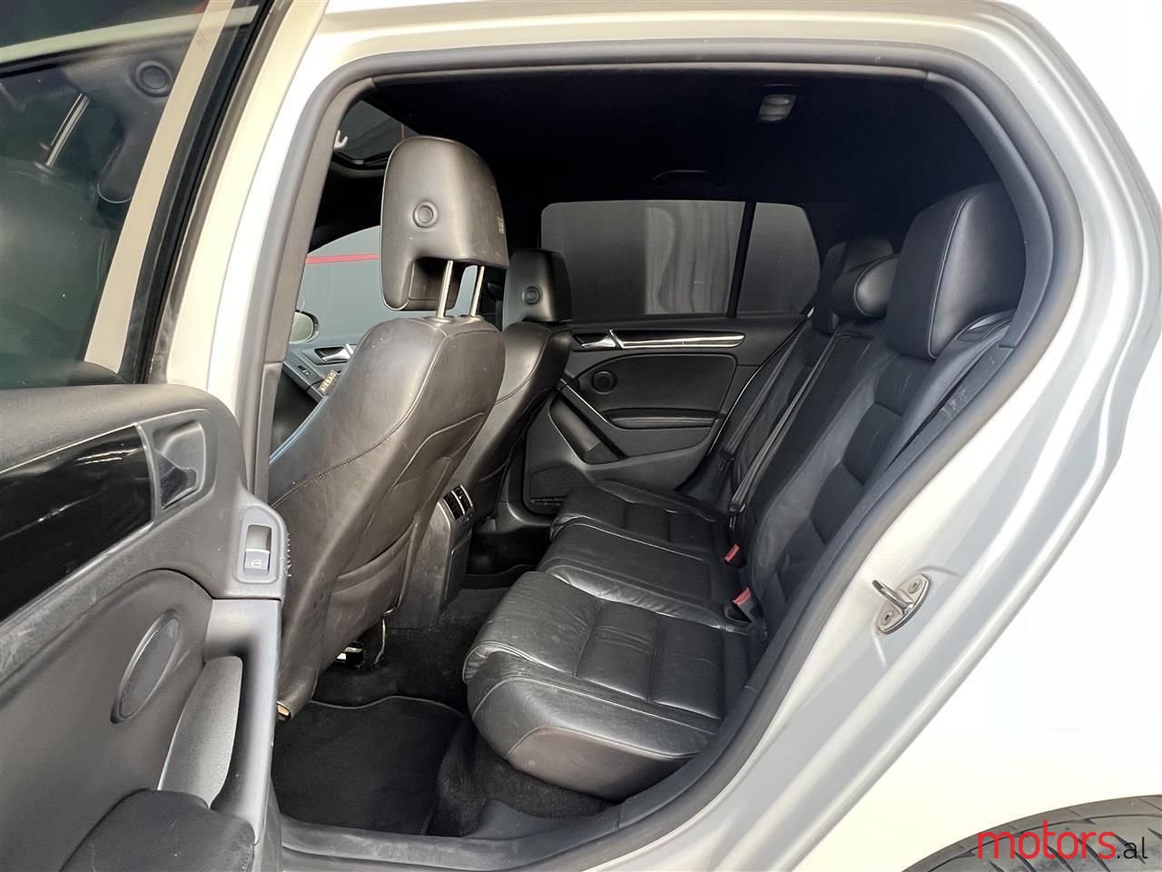 2011' Volkswagen Golf photo #4