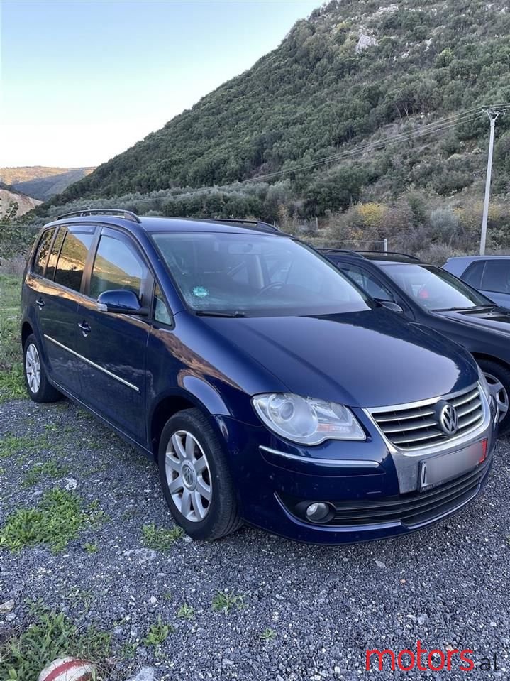 2008' Volkswagen Touran photo #3