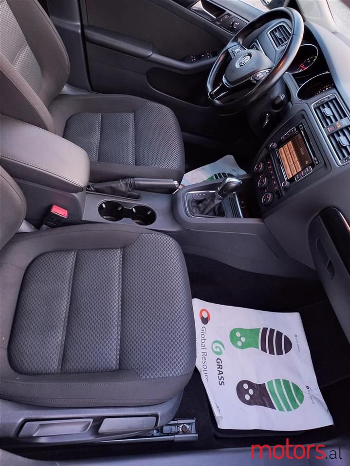 2015' Volkswagen Jetta photo #2