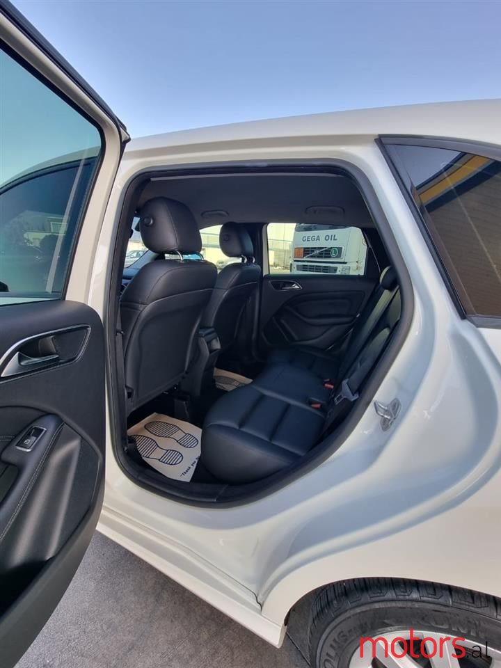 2013' Mercedes-Benz 200 photo #5