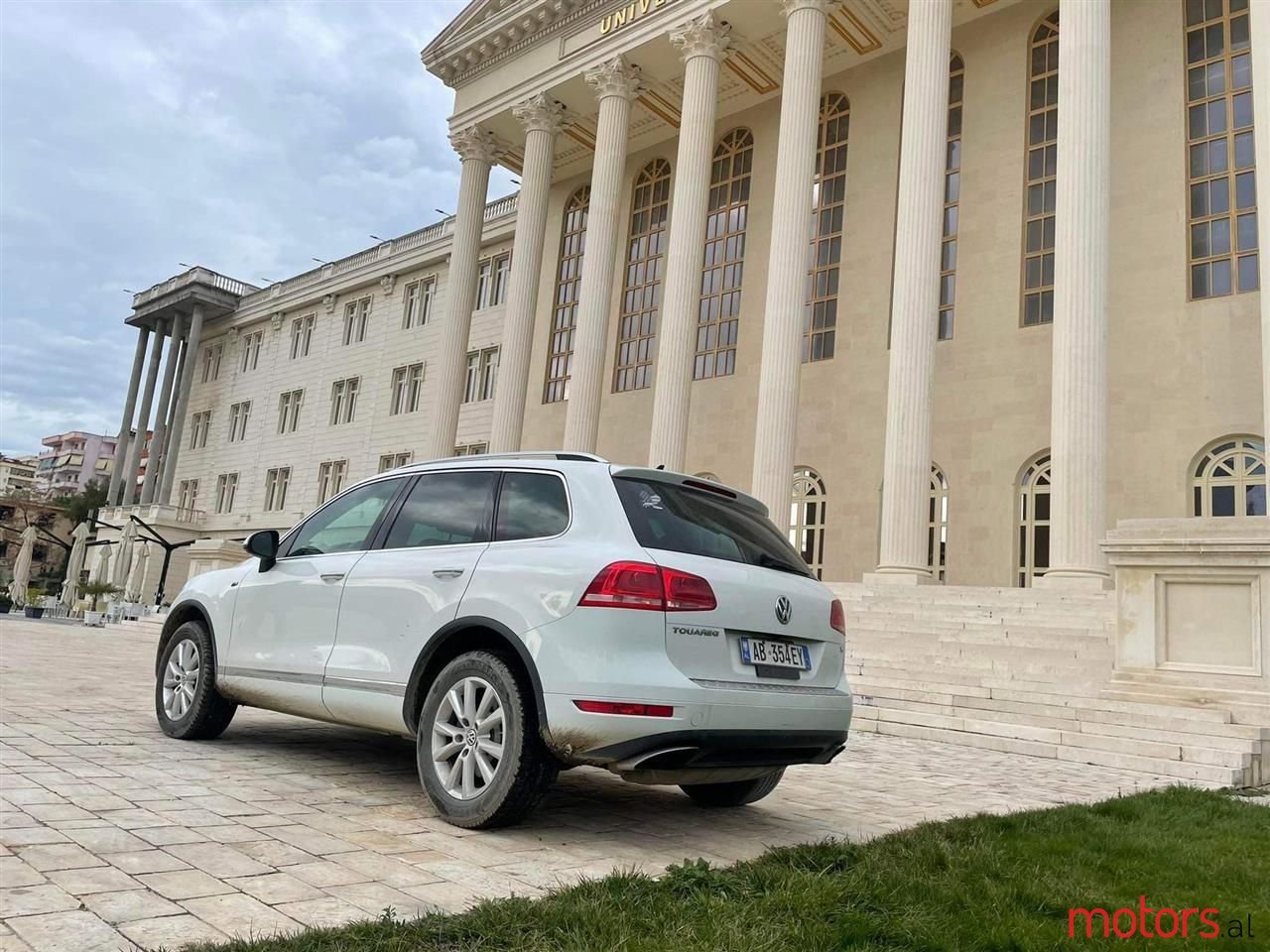 2013' Volkswagen Touareg photo #1