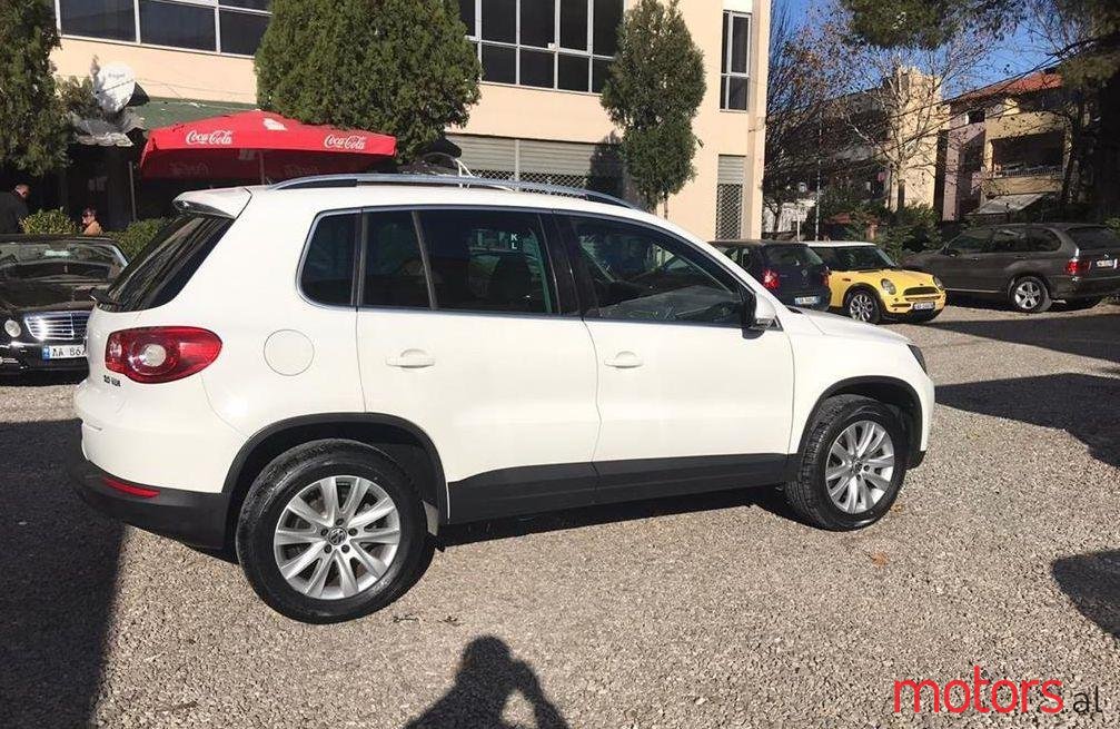 2010' Volkswagen Tiguan photo #1