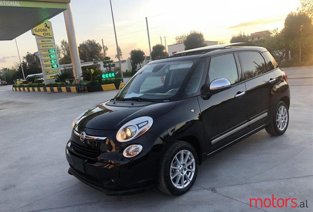 2015' Fiat 500L photo #2