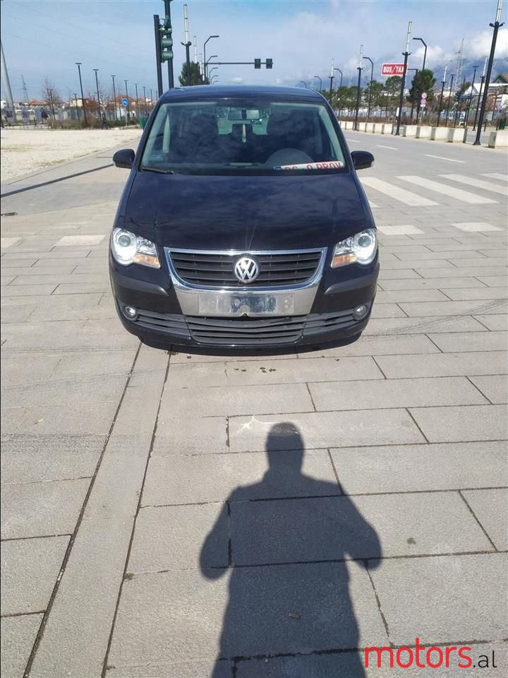 2008' Volkswagen Touran photo #6