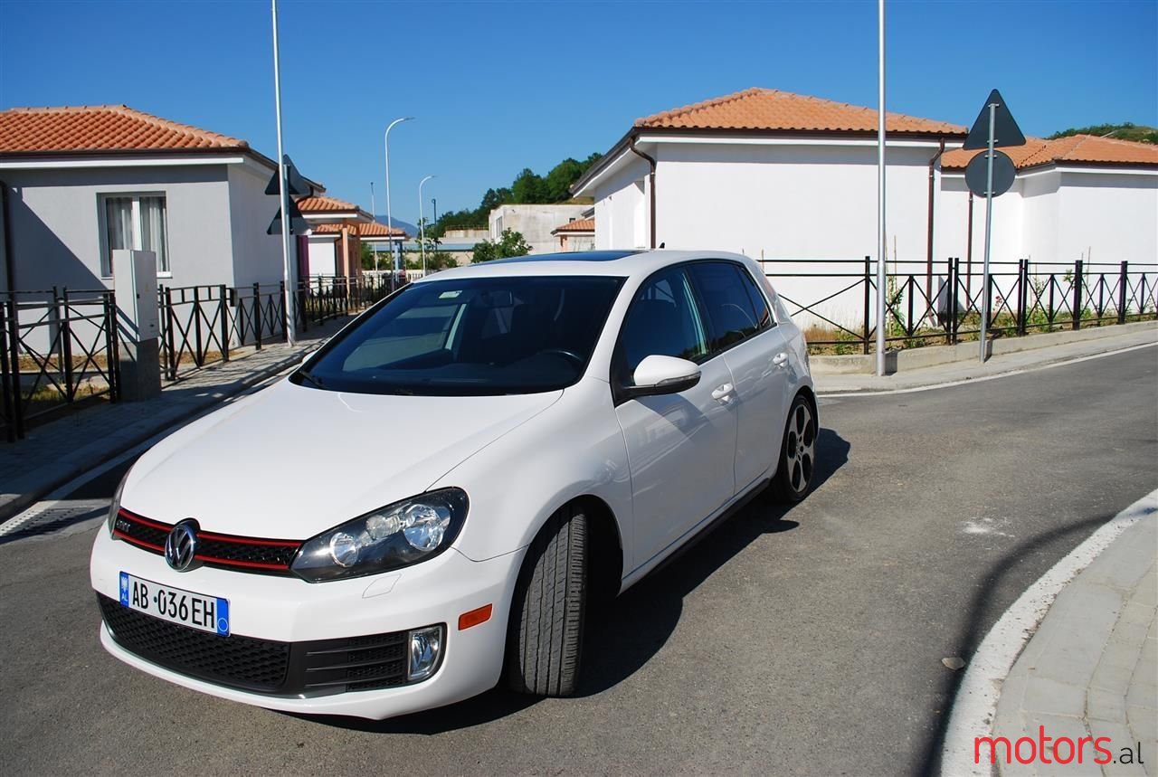 2010' Volkswagen Golf photo #1