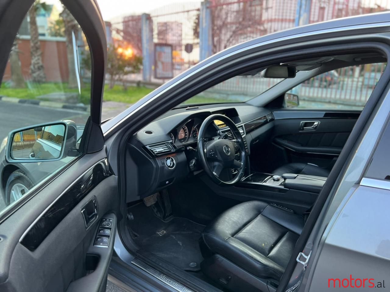 2011' Mercedes-Benz E 350 photo #5