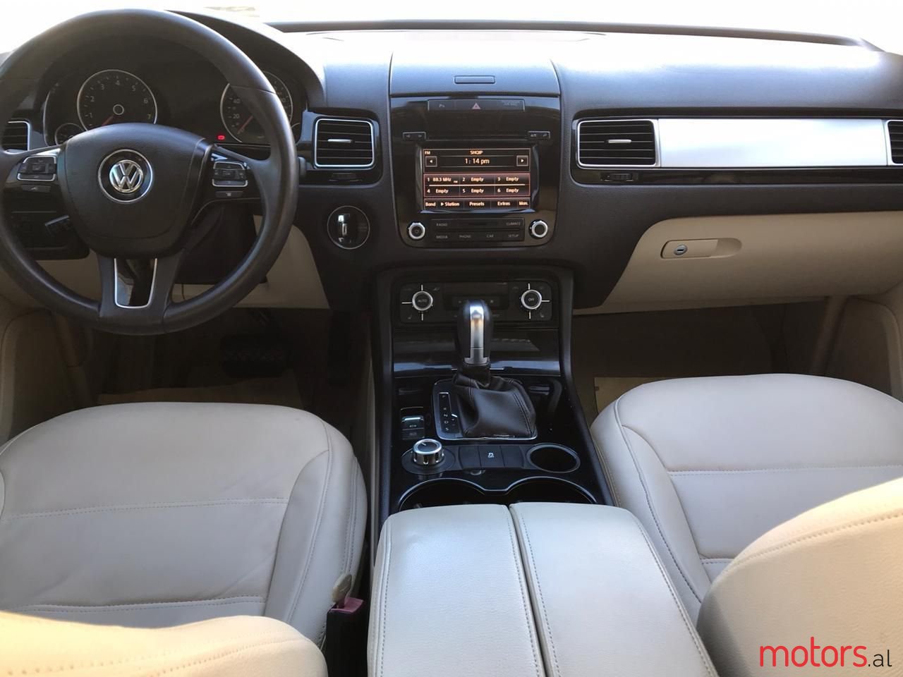 2011' Volkswagen Touareg photo #5