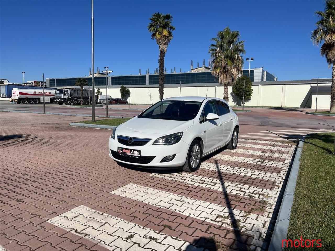 2012' Opel Astra photo #4